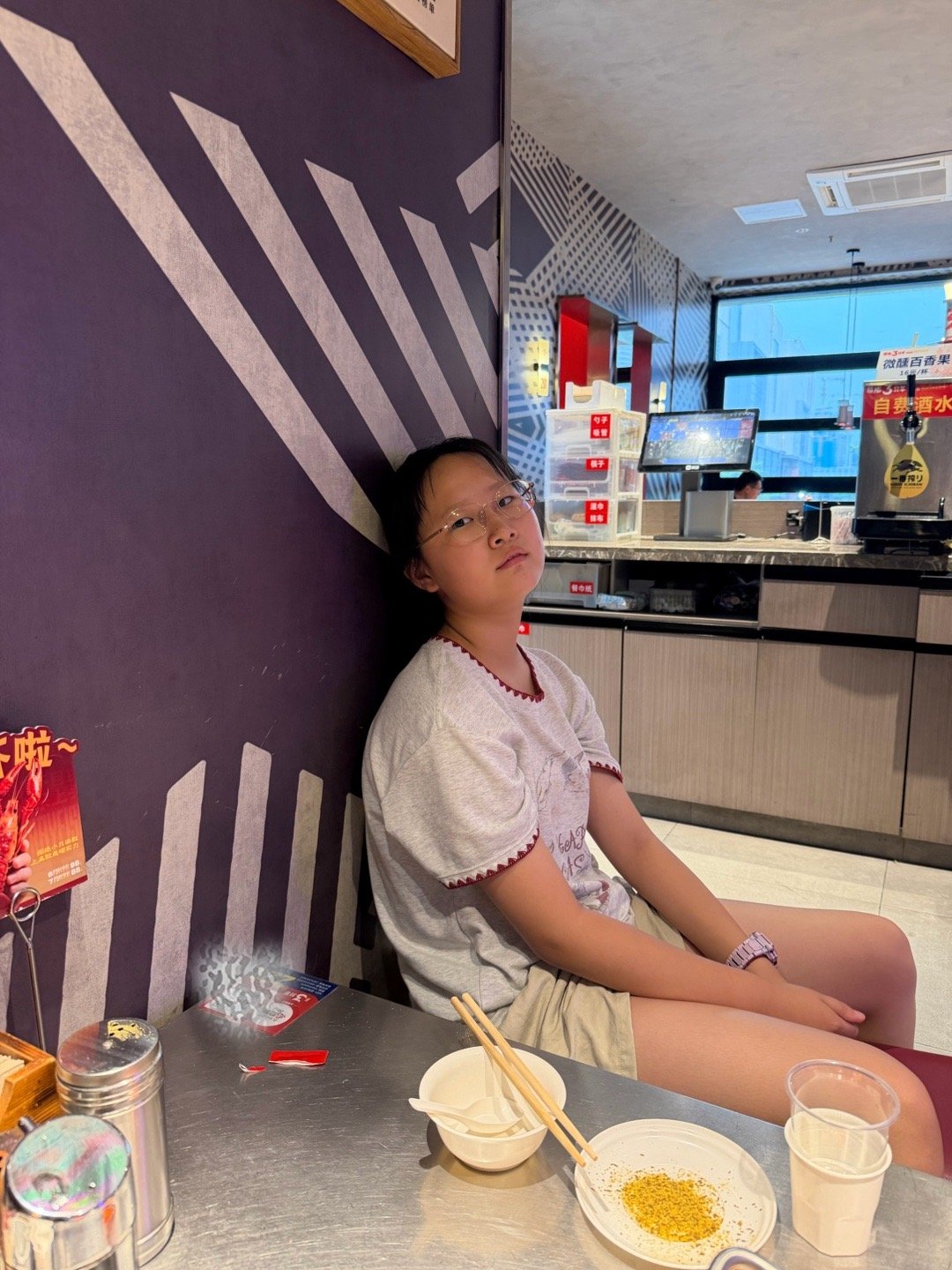 今天烧烤由我女儿做东。不过嘛……等会儿我得悄悄给她把账报了。