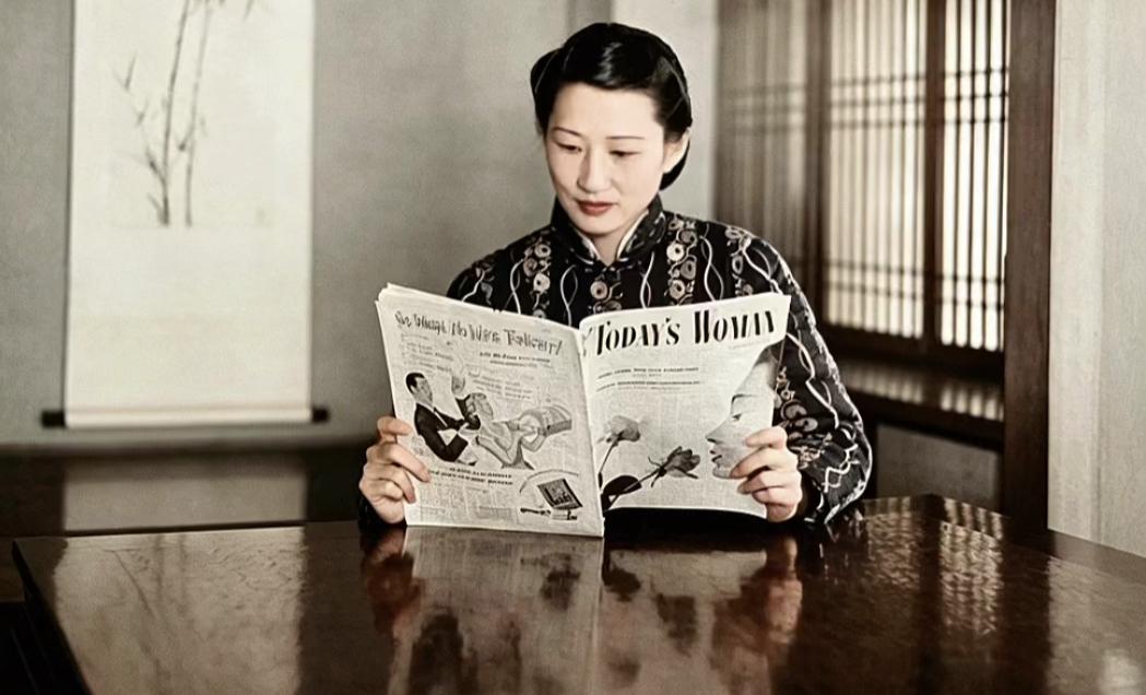 老照片拍摄于1950年中国台湾井上温泉，深山木屋之内，赵一荻身穿花纹旗袍，端坐在