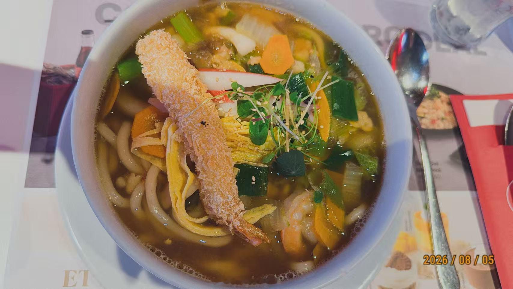 每一天都是在与美食打交道，已经不知不觉胖了好几斤，脸已经逐渐的圆润了太多了但依旧
