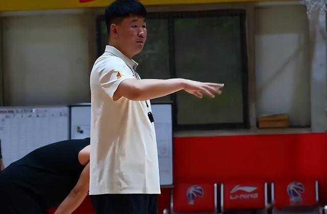 北京时间8月4日，根据深圳男篮官方社媒公示，经深圳新世纪篮球俱乐部管理层慎重研究