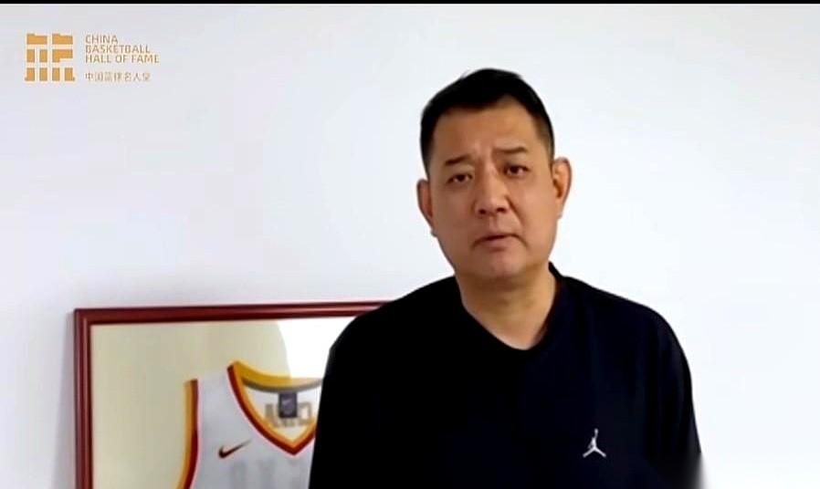 巩晓彬，那个“逍遥王”，拍着桌子喊王非“大哥”。
我看到这一幕，真有点恍惚。
这