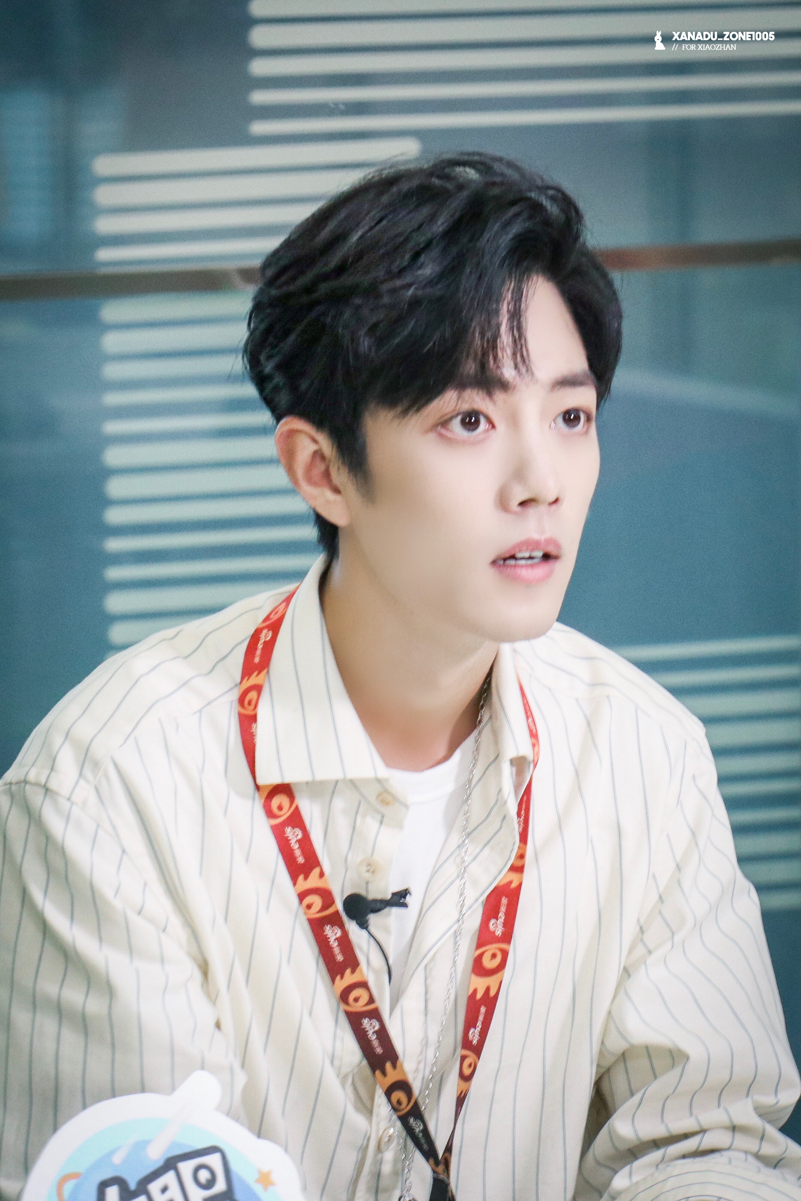 肖战 造型◎肖战单手飞身上马简简单单的白衬衫，最是动人心。张本看肖战的眼光越来越