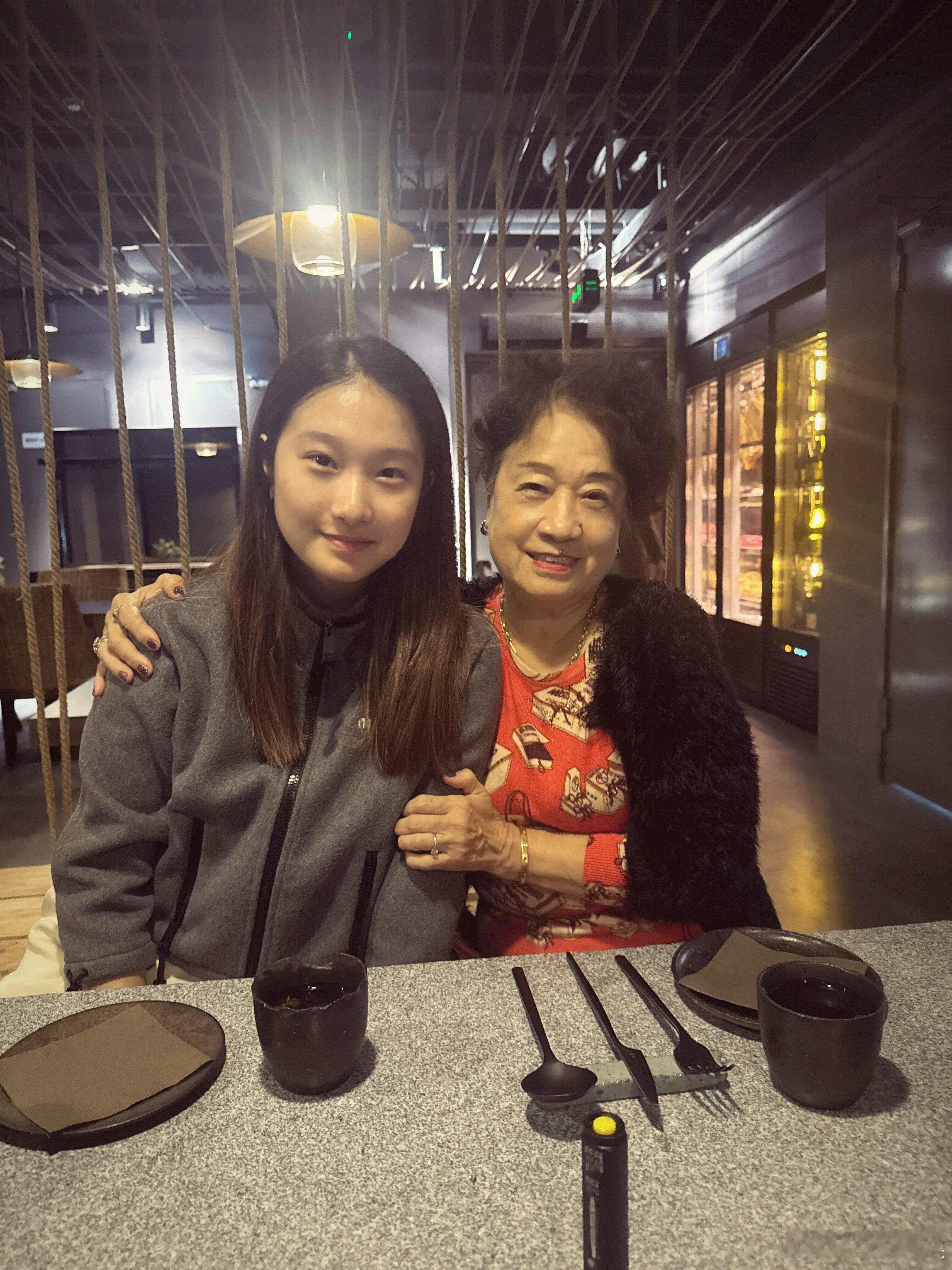 马伊琍大女儿晒与姥姥合照马伊琍大女儿与姥姥合照 马伊琍大女儿晒与姥姥合照，祖孙俩