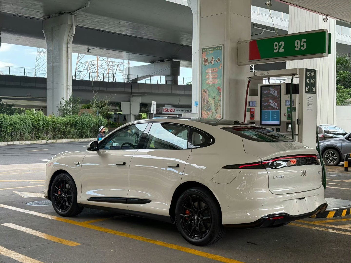 有个粉丝微博私信问我：他最近在看二手电车，发现有些车年限、车况都差不多，但车价却