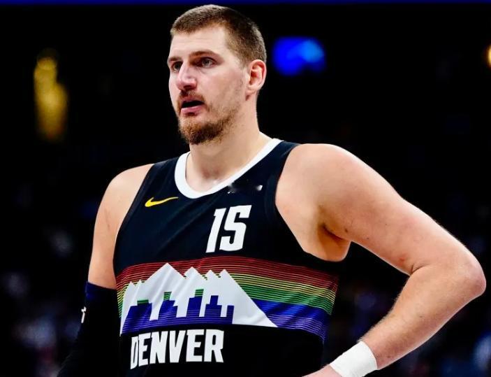 🇺🇸美媒：“约基奇成为 NBA 历史上首位单赛季拿下篮板王和助攻王的球员！”