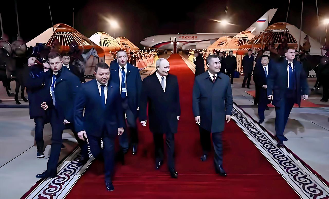 吉尔吉斯坦总统扎帕罗夫接待俄罗斯总统普京，这场景和布局，足可看出普京在中亚地区的