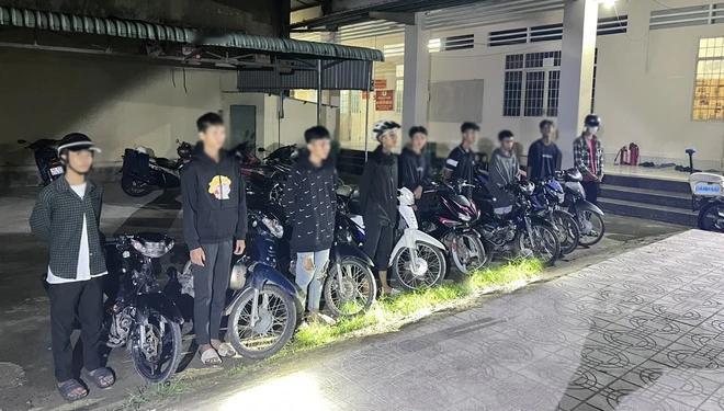 越南吉安警方抓获的飞车党飙车成员，截获8辆各种摩托车，岁数从15到21岁。
图片