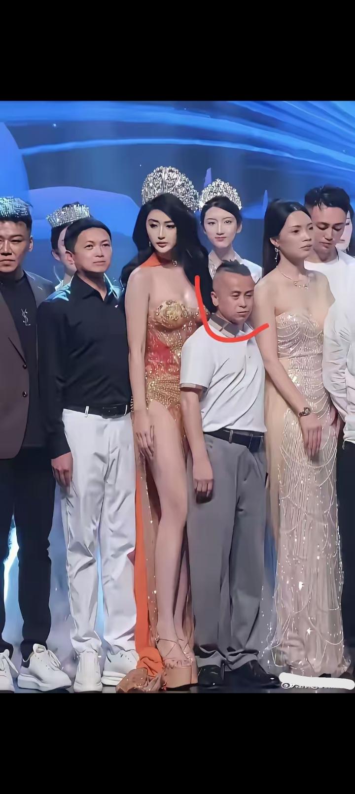 问世间情为何物？
答案就在眼前！
长相不是问题！
身高不是问题！
年龄不是问题！