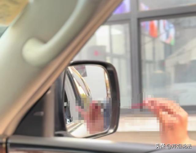 湖南双峰，有个男上司跟女下属准备外出工作，男上司开车，女下属坐在副驾驶。男子准备