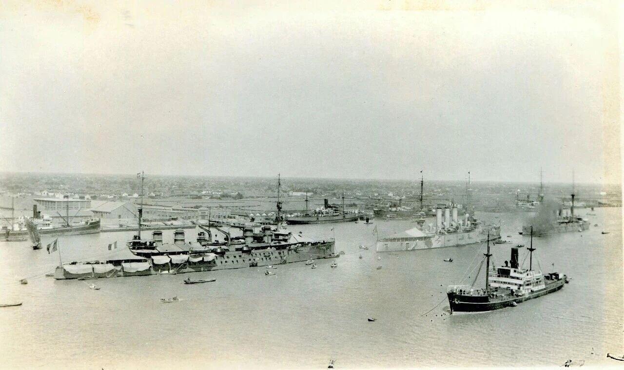 1925年，上海黄浦江上的法美日三国巡洋舰，从左往右分别为法国海军儒勒.米什莱号