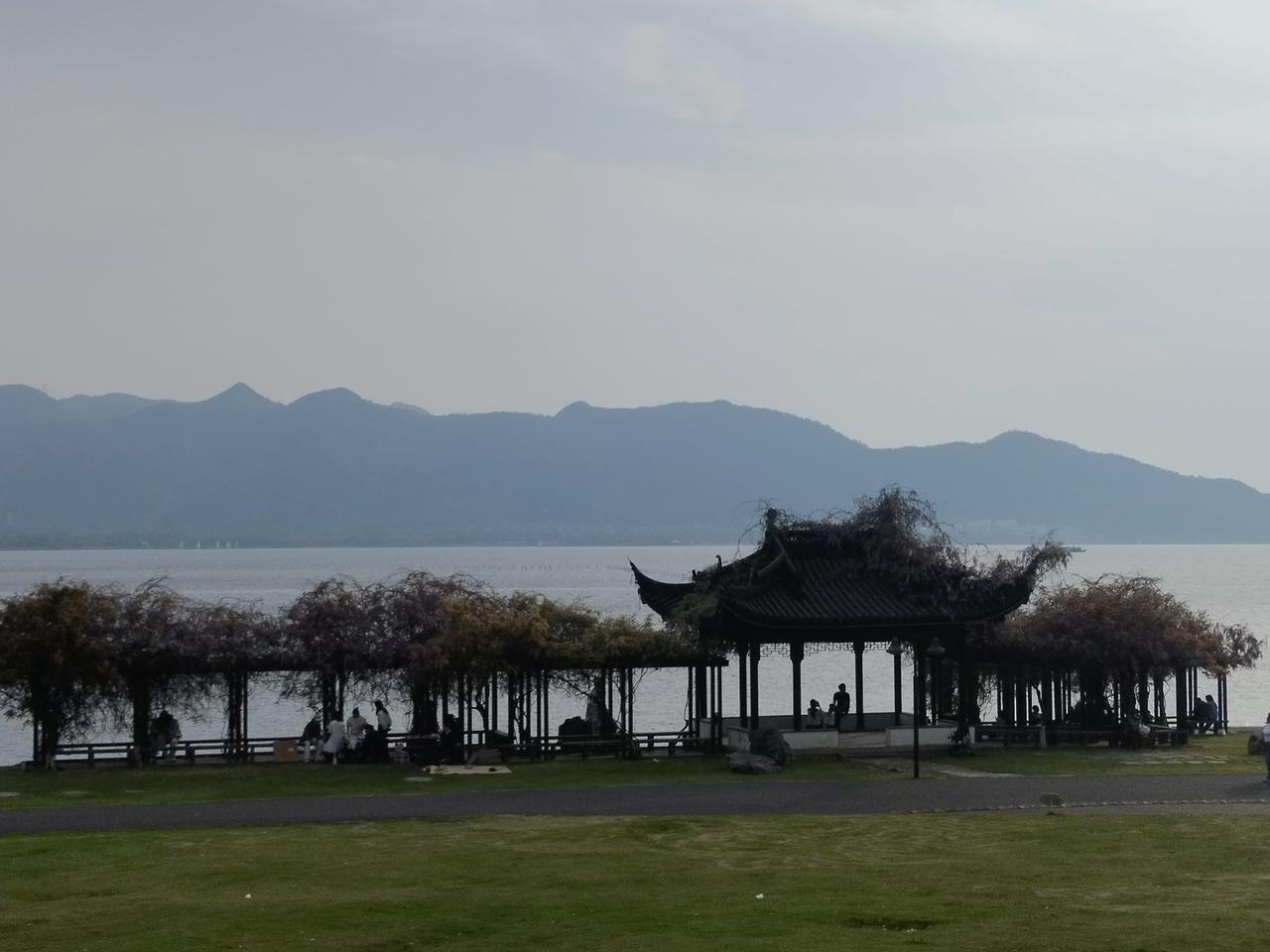 东钱湖，
有两年没来了，
这景色，
真赞！
刚开始环湖，
人很多，
等到5公里后