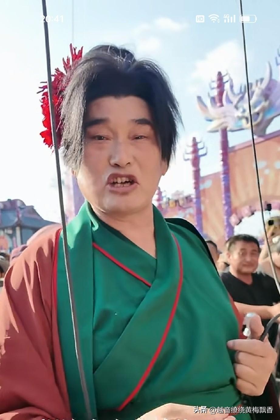 朱之文现在是彻底的放飞自我了，他的这个“老嫂子”造型太奇葩了，他这次在景区和网友