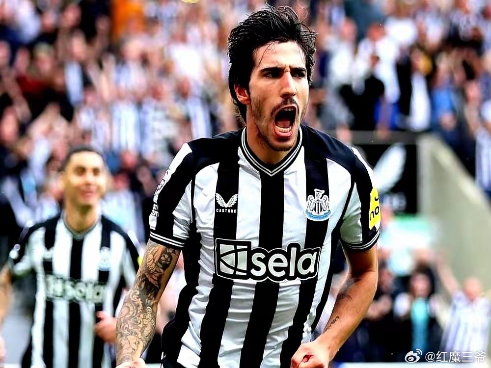 曼联  卡塞米罗的合同即将到期，其离队已成定局。俱乐部对此早有准备，果断决定围绕