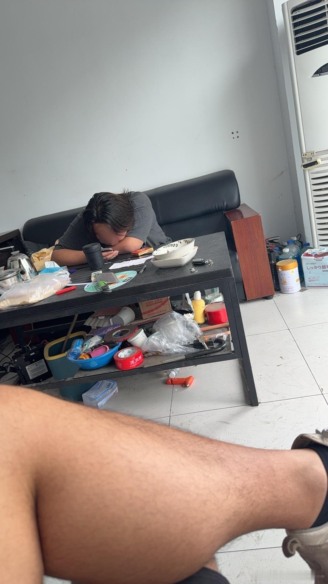 太尴尬了，今天完蛋了…我问老板娘，这车手续在嚒…开口一个男低音给我整麻了…得罪人