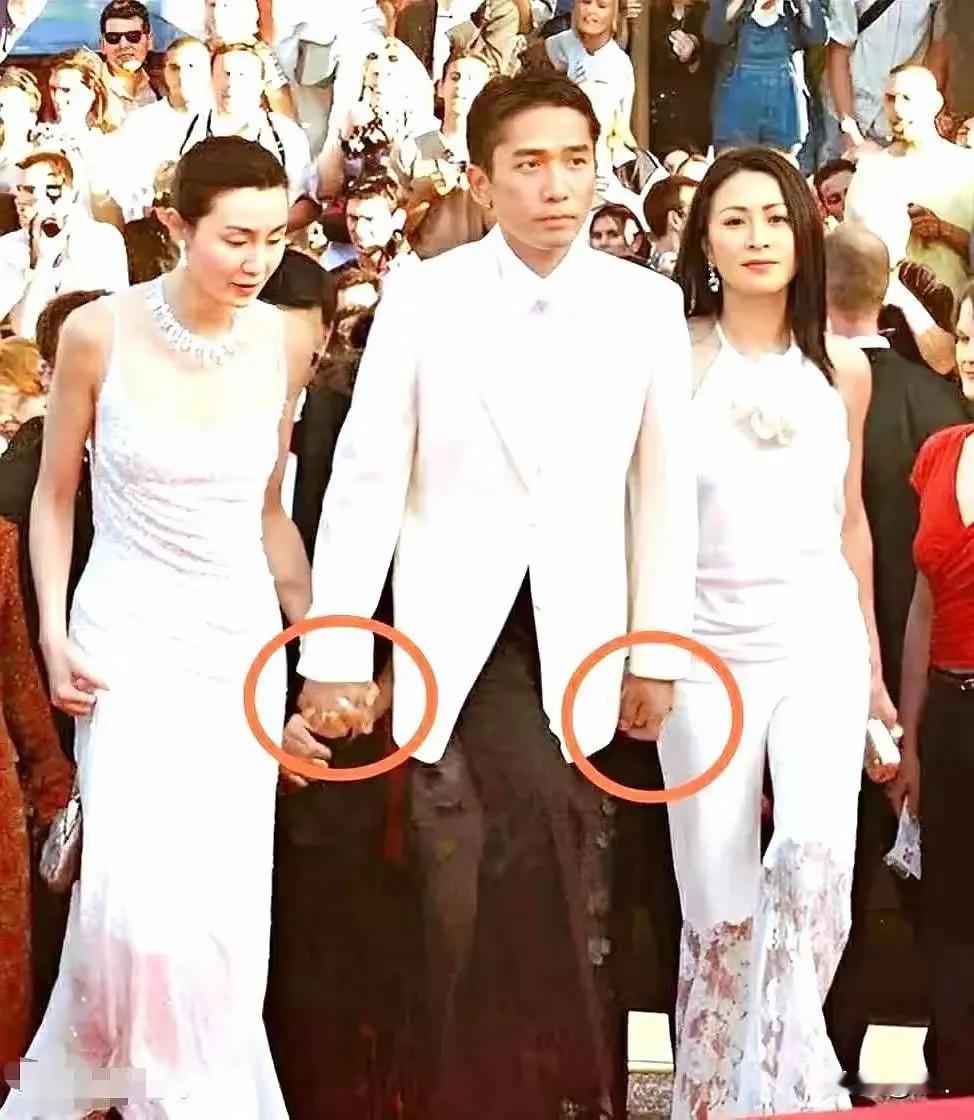 一手牵着一个大美女，这是一种什么样的感觉呢？一般人很难享受这样的待遇，一般人也没