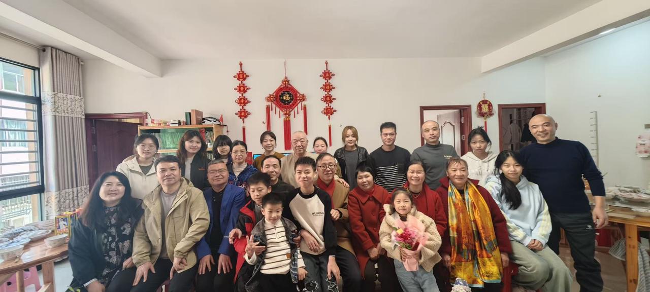 水调歌头•除夕前家宴熊城瑞豪
 李家宁(中国)
 瑞豪开盛宴，笑语满熊城。
一堂