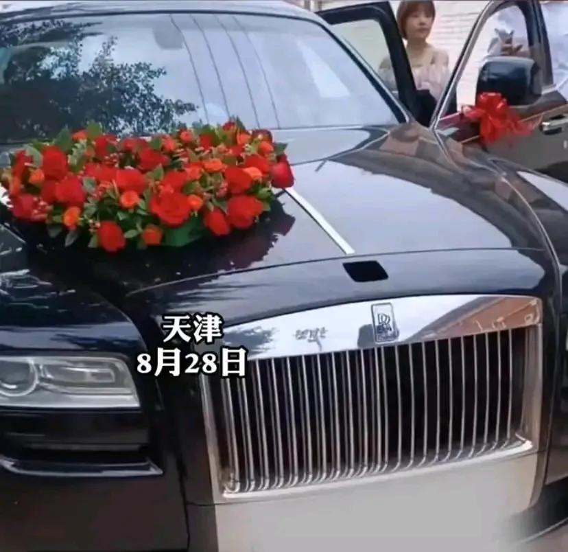天津，有对新人结婚，他们租了辆劳斯莱斯当婚车。气派倒是真气派，但是，婚礼上一群老