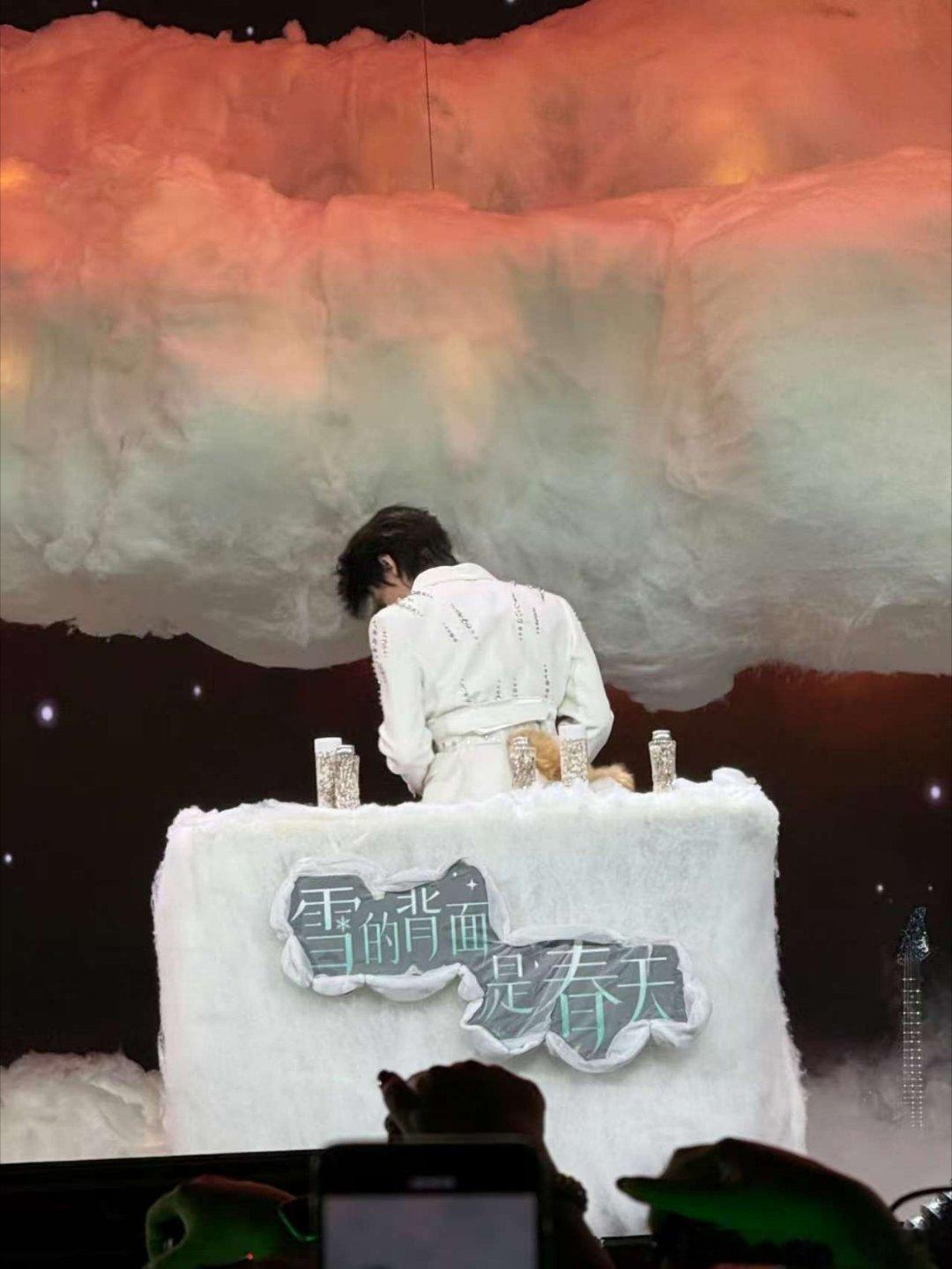 张泽禹小狗尾巴 软萌氛围感直接拉满，自带小狗属性，摇尾巴的模样可爱到让人沦陷 