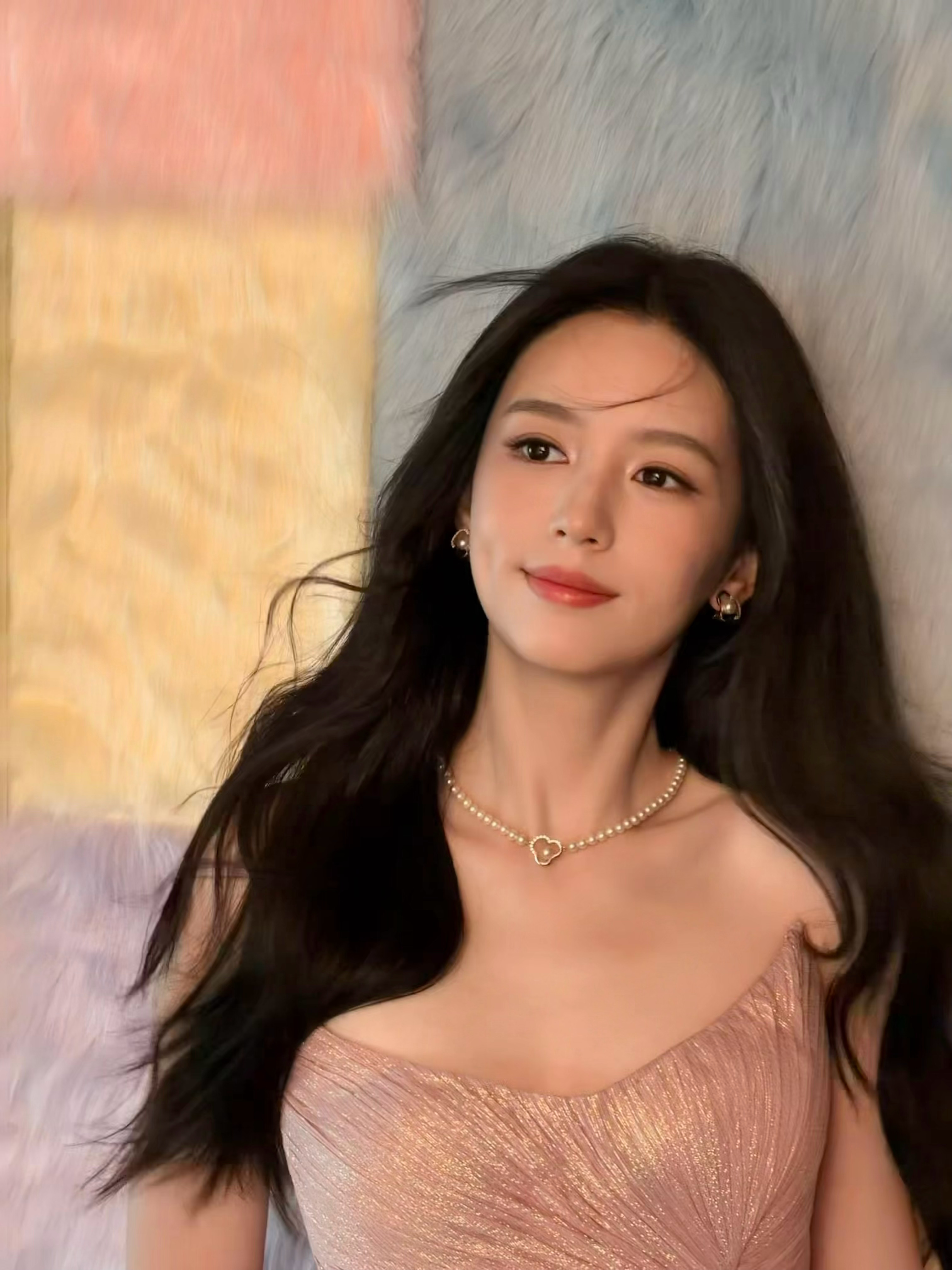 给周也 化的柔粉妆化妆：王亚飞周也夏一秒上妆大师出妆