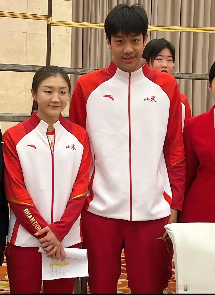 邓亚萍问陈梦:为什么叫你大梦？是你个子高吗？
大梦说:我在山东人里面不算高。
