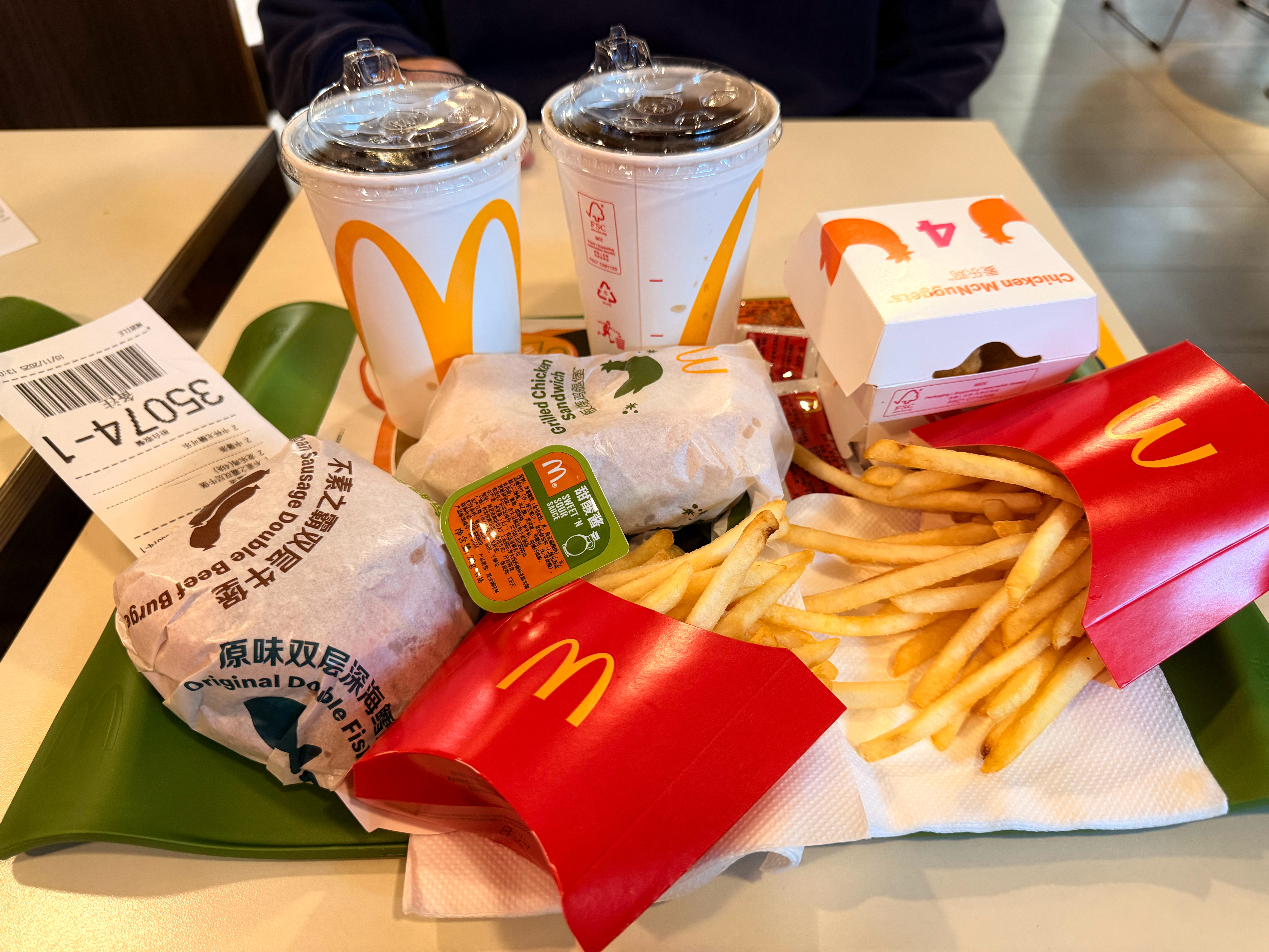 下午拍摄一辆车，要多吃点[doge]中午来吃麦当劳，这个饭量是什么水平？ ​​​