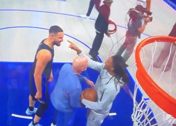 莫兰特手指克莱：“你现在就是个废物、吃闲饭的。”

克莱在现场的回应并没有被曝光