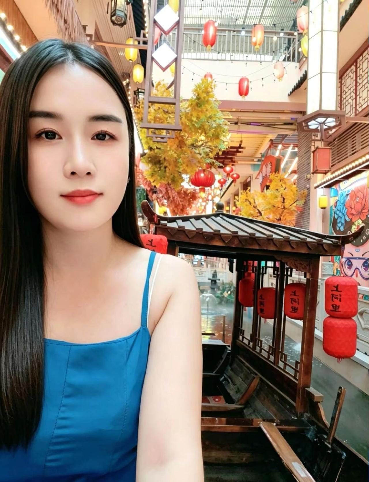 OMG网红街也太会了吧！灯笼挂满整个天花板🏮 随手一拍都是大片感， 姐妹们快冲