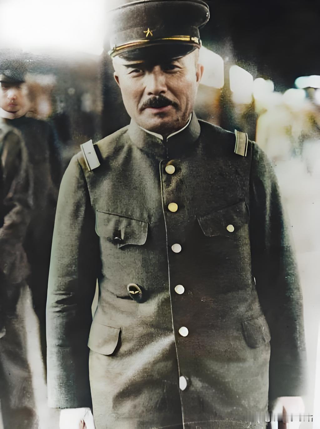 板垣征四郎，日本陆军大将，甲级战犯，幼年时的板垣征四郎个子矮小，脑袋却长得很大，