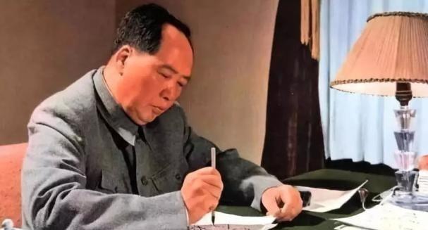[太阳]1976年，毛主席病逝的前一天面色灰黄，连嘴唇都呈现出青紫色，只见他轻轻
