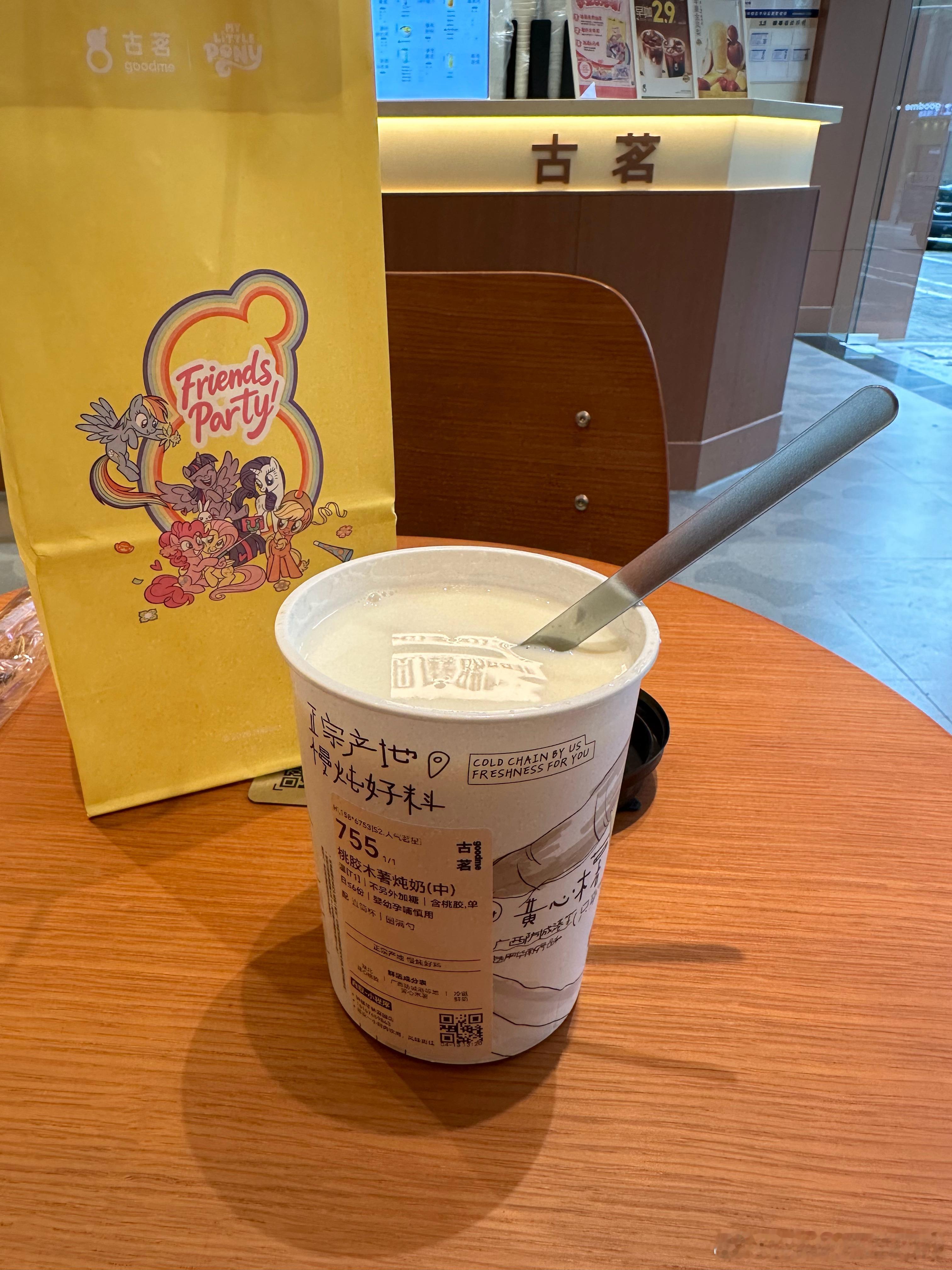 古茗上升势头不错哦本来准备点一杯去公司的，发现店里环境实在好，装修简约大气，bg