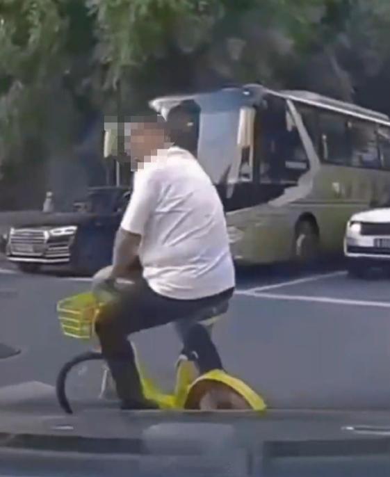 过去那种，通过一方主动或双方先后言语让步，来处理日常轻微矛盾的社会共识，像烈日下