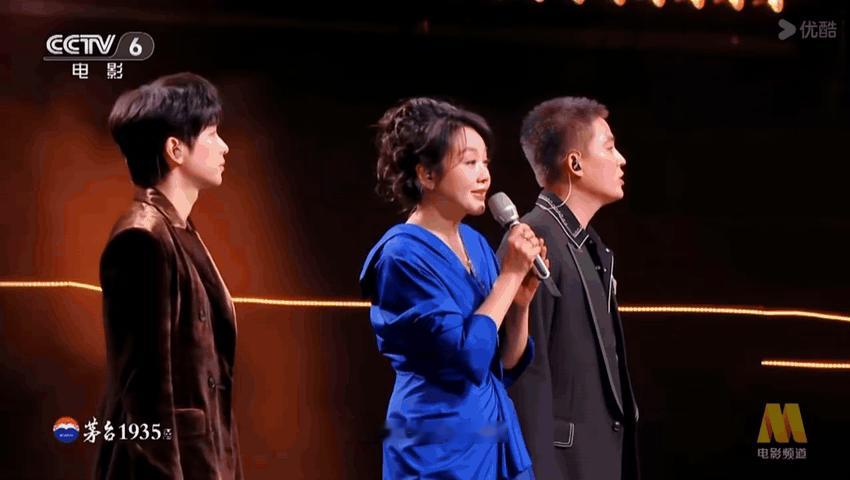 闫妮一开口回到同福客栈了小时候天天循环的片尾曲，如今听到闫妮现场演唱，一开口就破