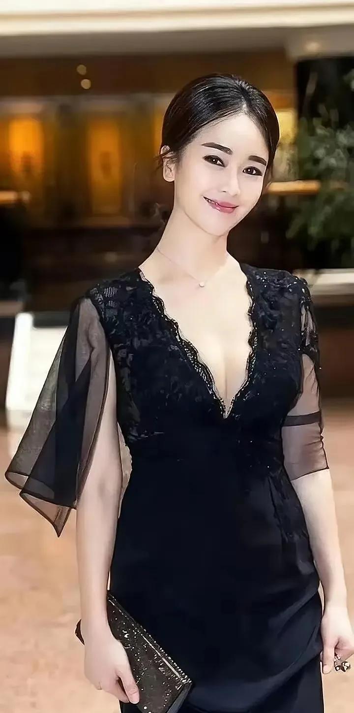 太喜欢左小青这种舒服的美！蕾丝长裙精致显贵，适合晚宴场合；简单红高领配白裤子，日