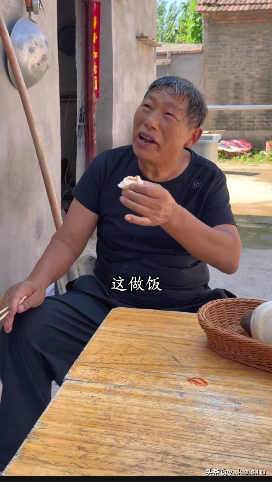做啥饭了，看把树兰热的，天天都是溜馍拌黄瓜茄子