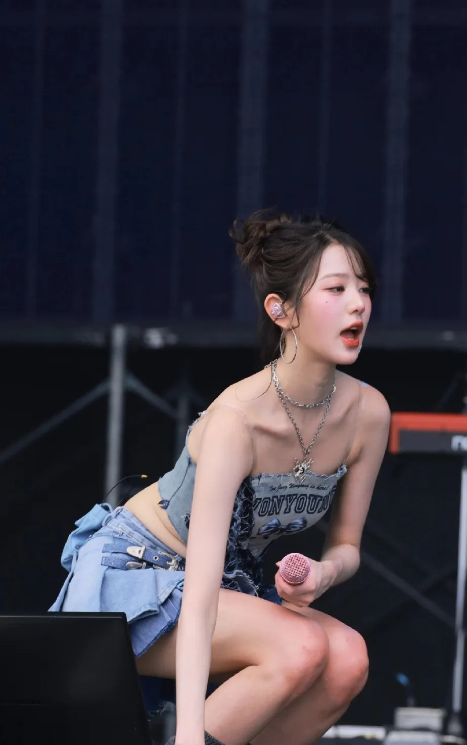 张元英的小动作一直这么多，裤子的长短也是随意拿捏观众。性感可爱，但是不擦边。 ​