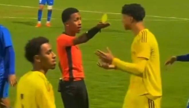 迷你罗赛场争议不断：对裁判吃黄牌，豪车女友引热议

在沙特U15职业联赛的一场焦