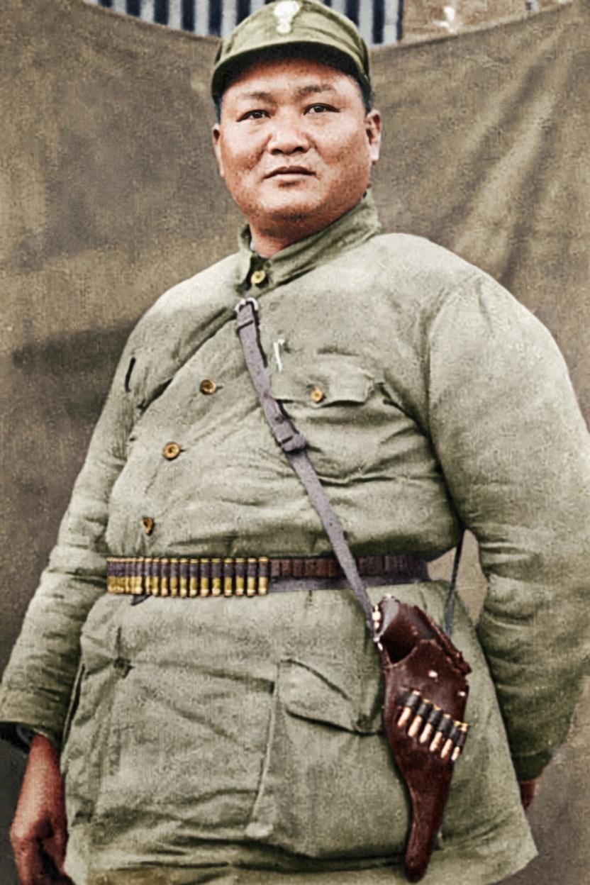这是抗战时期新四军传奇名将罗炳辉的经典戎装肖像，照片中的罗炳辉身着新四军制式军装