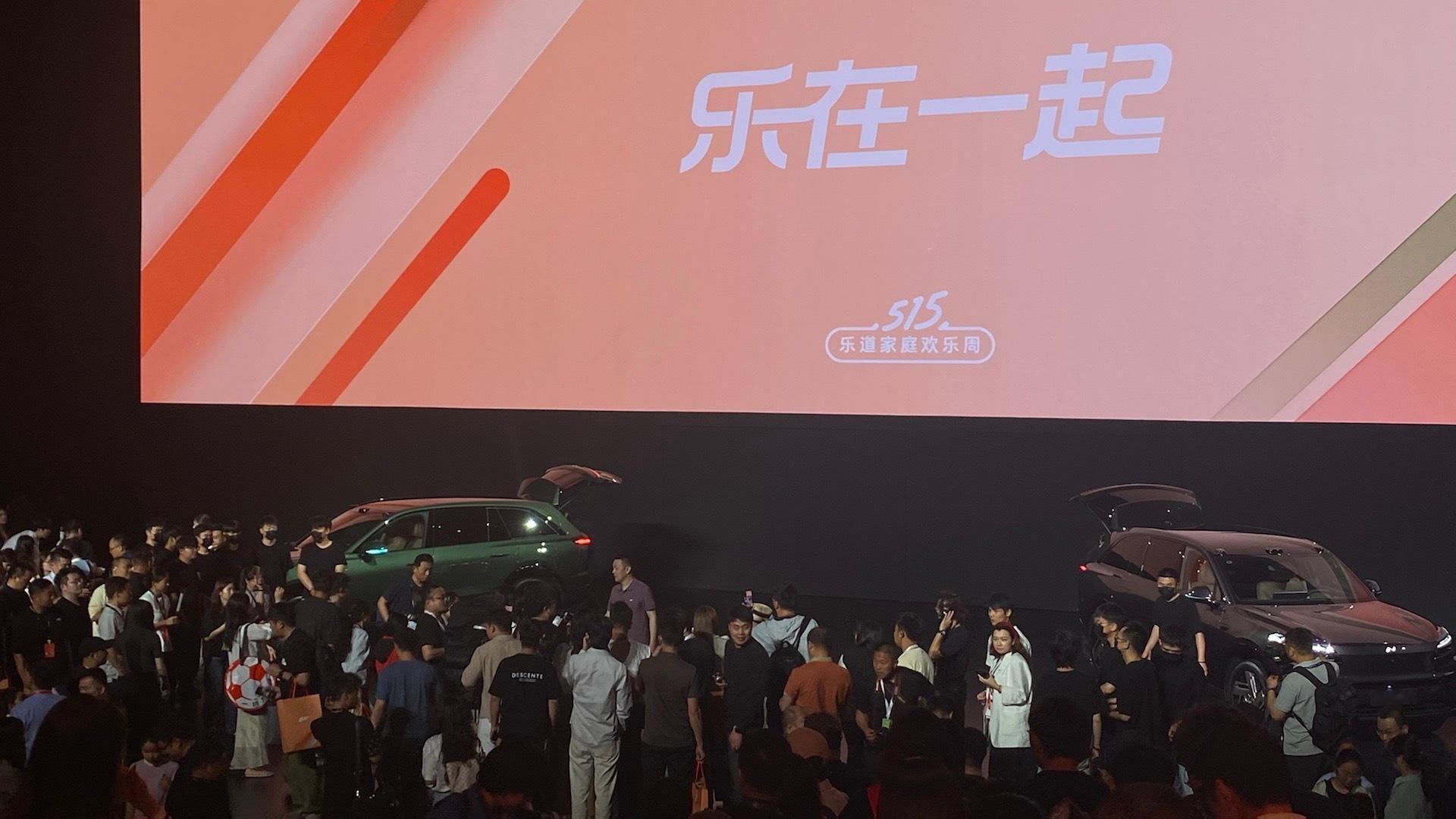 国际家庭日乐道汽车两周年 三层外三层的根本挤不进去里。乐道l80双舱超级大五座3