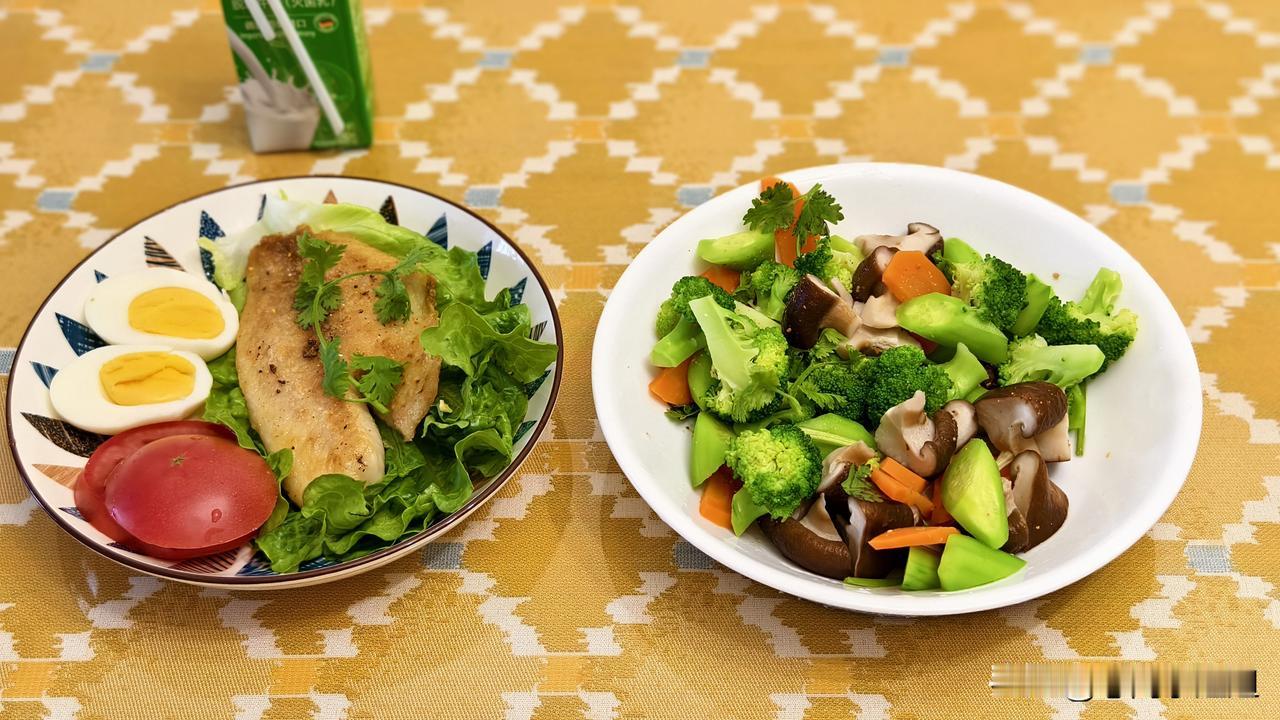 今天早餐煎的鲷鱼。
这么一大块鱼完全可以吃饱，主食就免了。
拌了香菇西兰花，还有