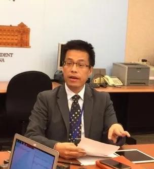 这是黄智贤的堂弟黄重谚，他的相貌不如堂姐周正，眼睛也不如堂姐有神，但他有一种文胆