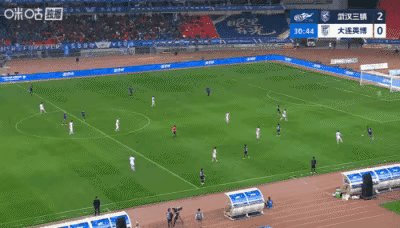 看武汉三镇绍尔的进球，长传冲吊，简单粗暴，这就是典型性中超。

很多人都没想到，