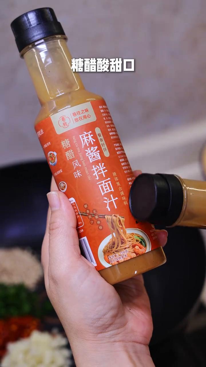 一早起来下了好大雨，不想出去买菜了，冰箱里刚好还有一盒面。今天中午跟我儿子就简简
