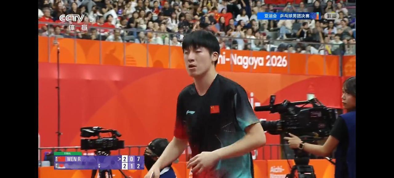 刚刚结束了一场亚运会乒乓球男团决赛第5盘，世界排名第15位的国乒19岁小将温瑞博