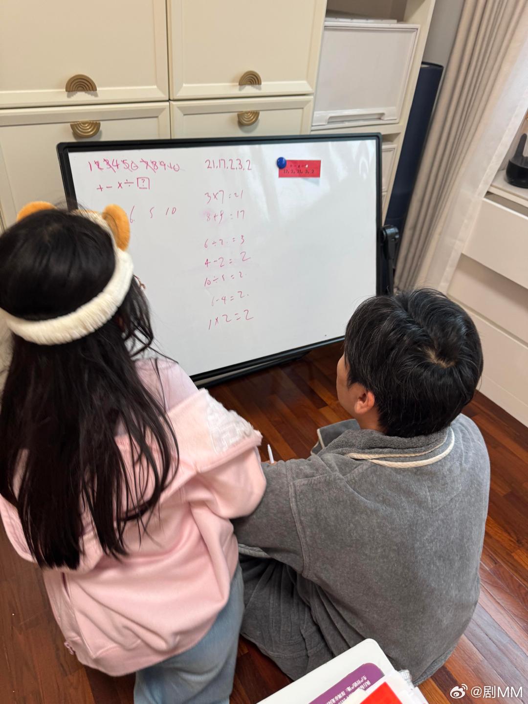 秦昊教米粒做数学题秦昊教女儿米粒做数学题 伊能静在线求解数学题，自己解不出来，秦