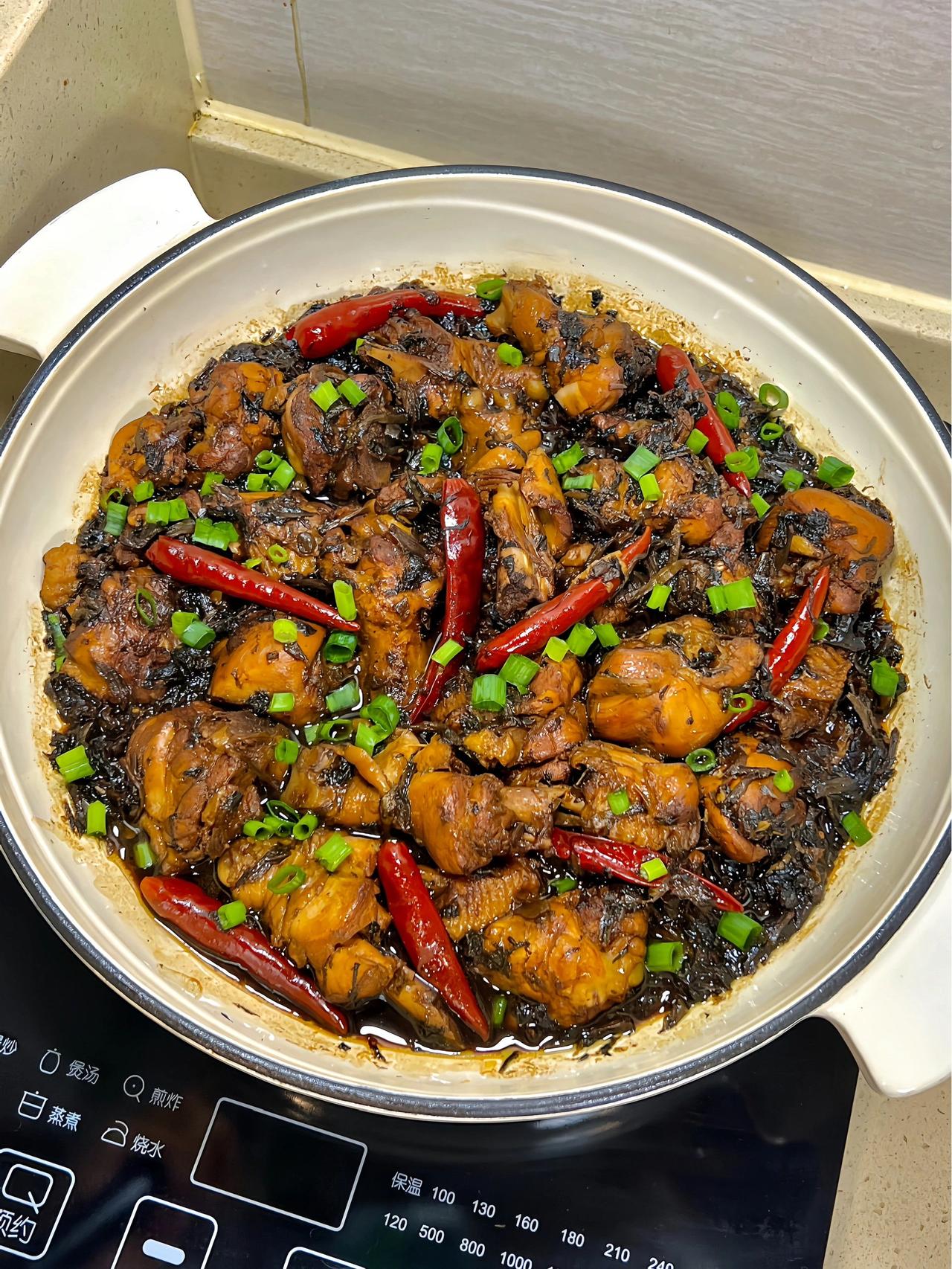 奶奶这个梅干菜烧鸡配方我能吹一辈子！百吃不厌，谁吃谁夸那种！

想必大家梅干菜烧