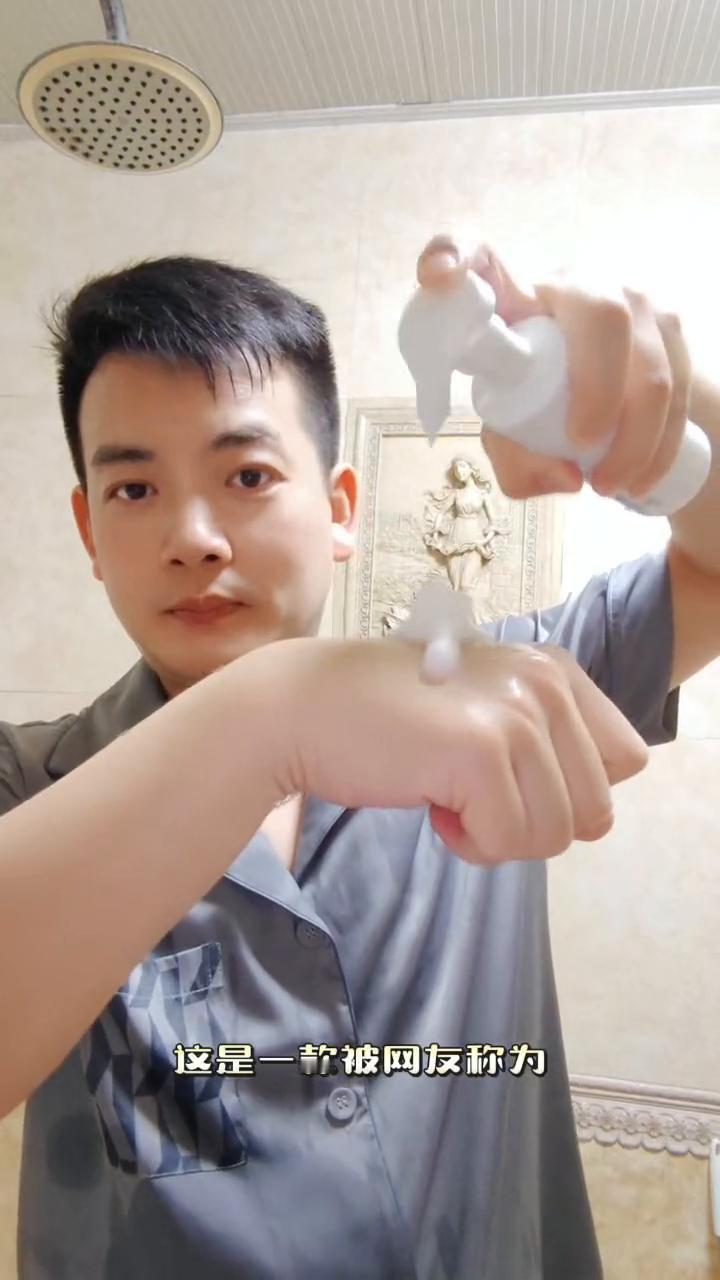 这是一款被网友称为国货之光的洗面奶，它就是悦蕾玫瑰莹润净颜慕斯，人称悦蕾洗面奶。