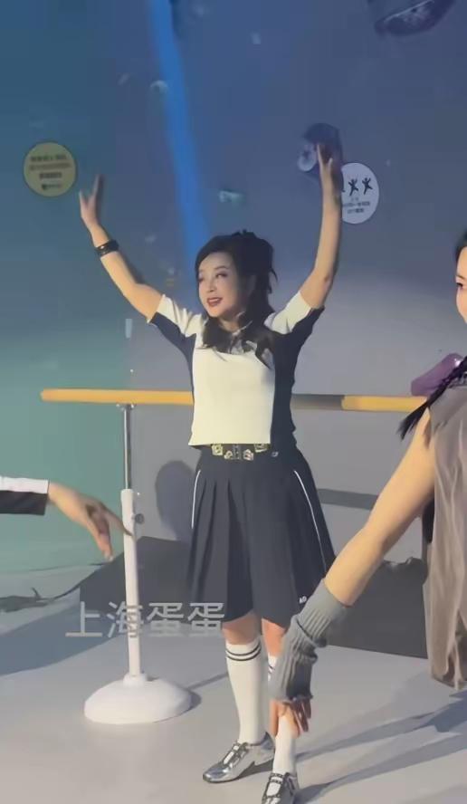 向刘晓庆学习，人老身不老，心不老！