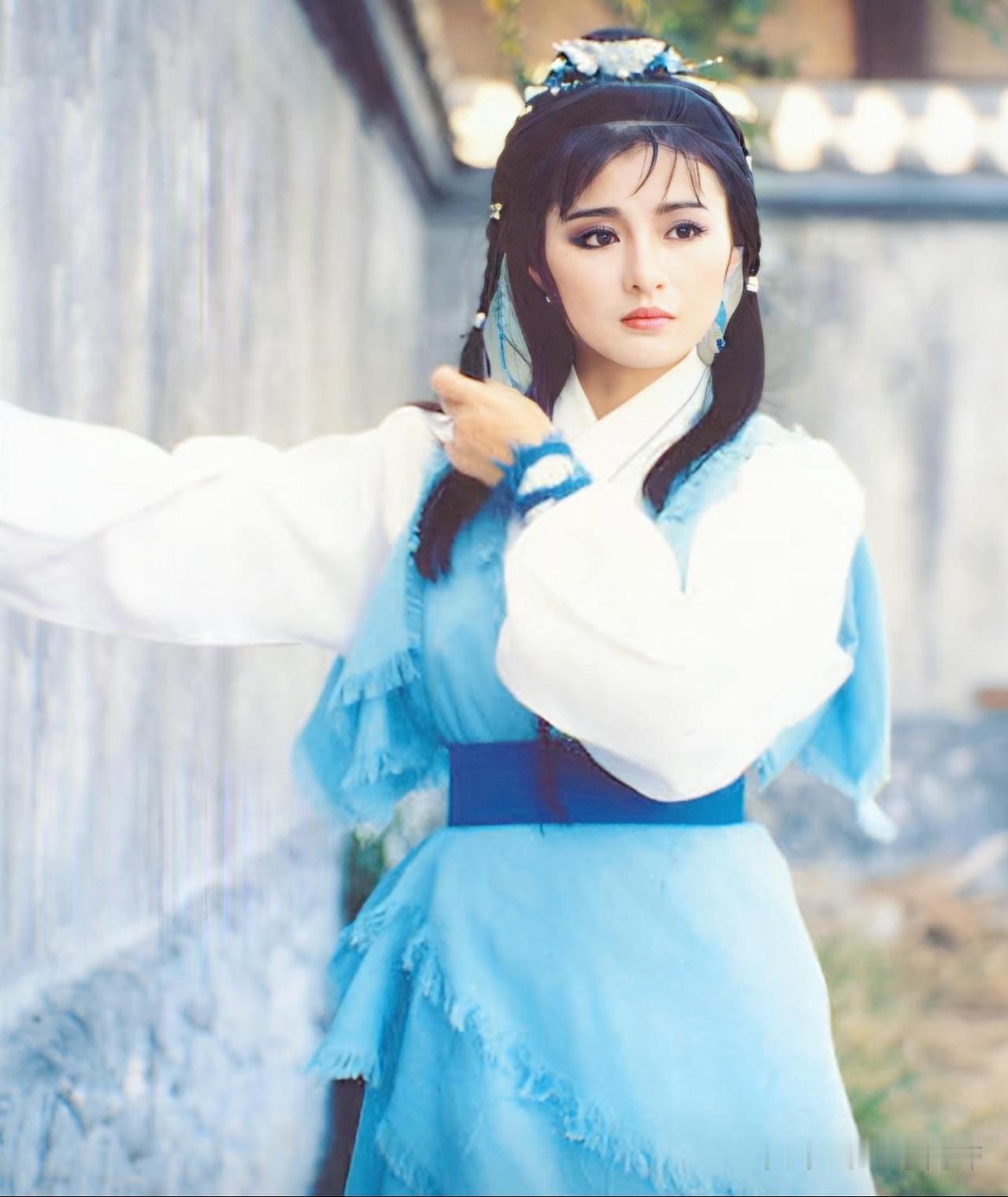 我猜金庸武侠人物第九十二期：
1、此女武功很强，曾经在一次集会中大显其能。
2、