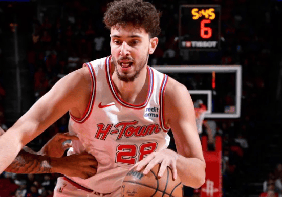 申京上半场10投6中，得到14分3篮板5助攻1抢断1封盖