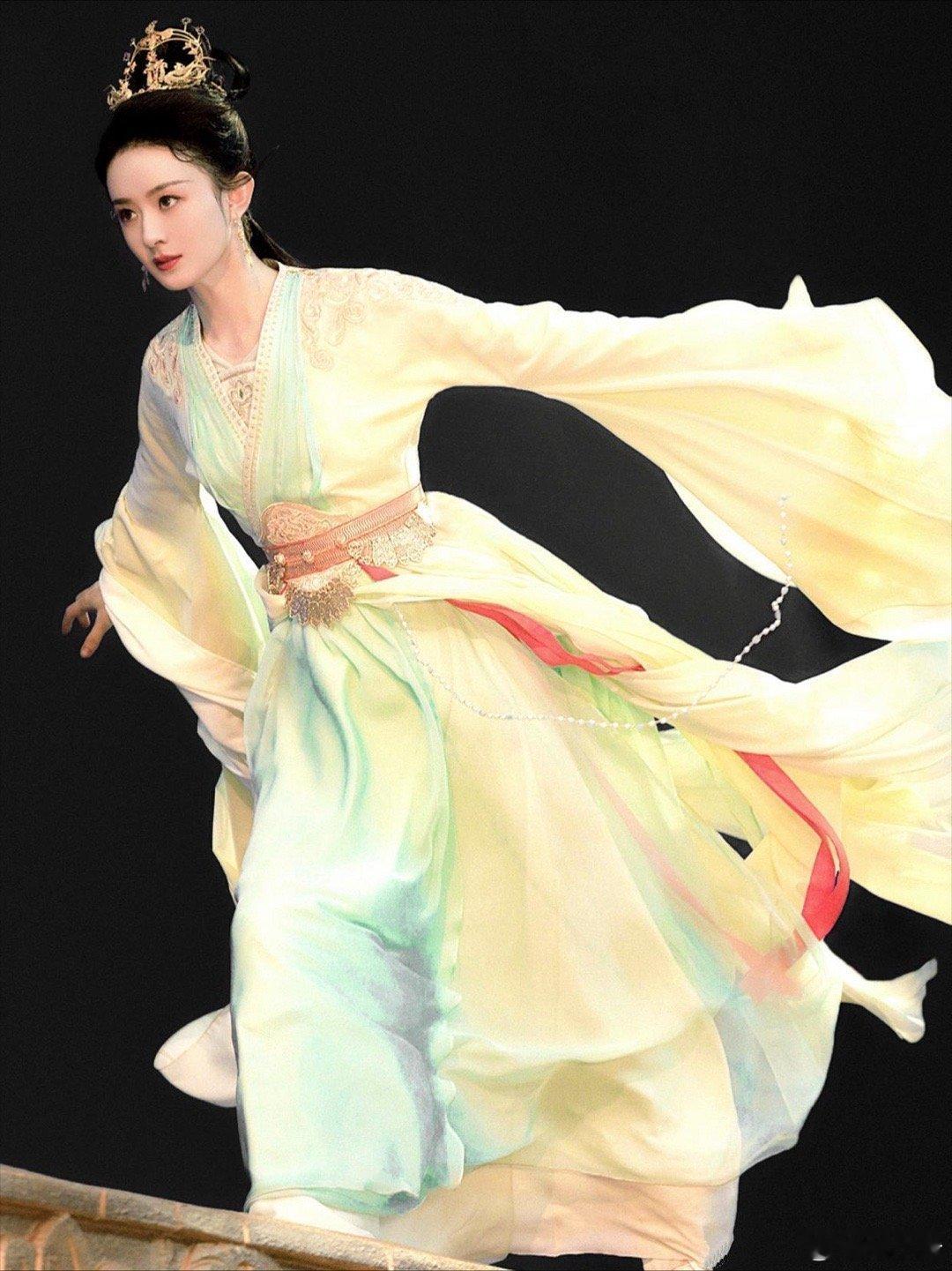 不说还以为赵丽颖真的会飞诶。 ​​​